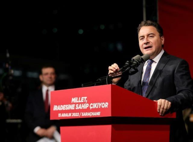 Ekrem İmamoğlu, Saraçhane'de toplanan kalabalığa seslendi: Türkiye bir yol ayrımında