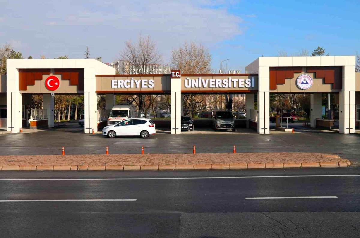 Erciyes Üniversitesinden yerleşke girişindeki "T.C." yazısına ilişkin açıklama