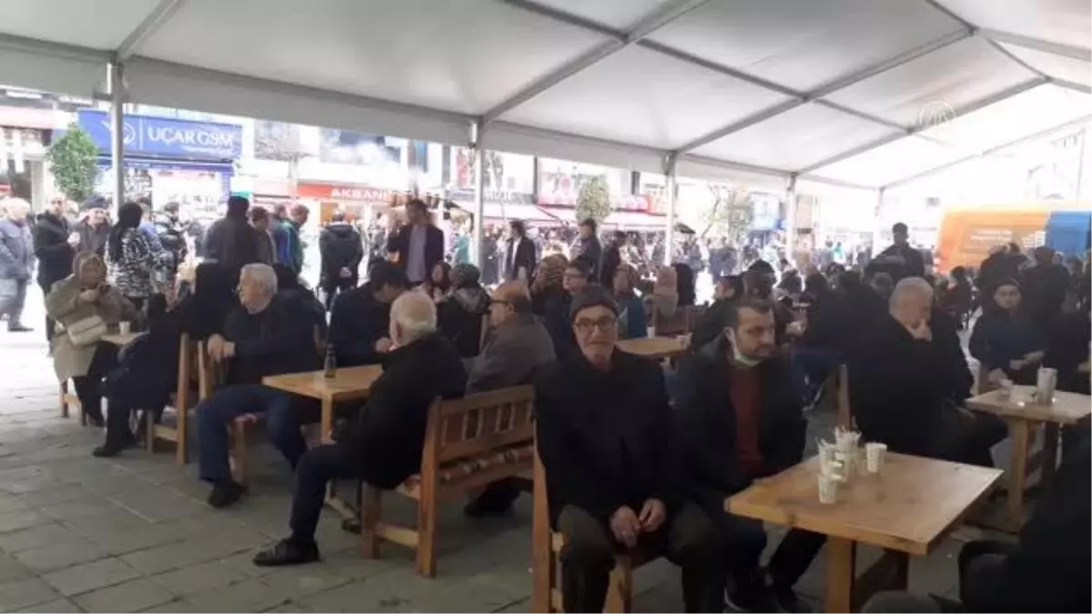 Esenler'de vatandaşlara dev semaverden 41 çeşit çay ikram edildi