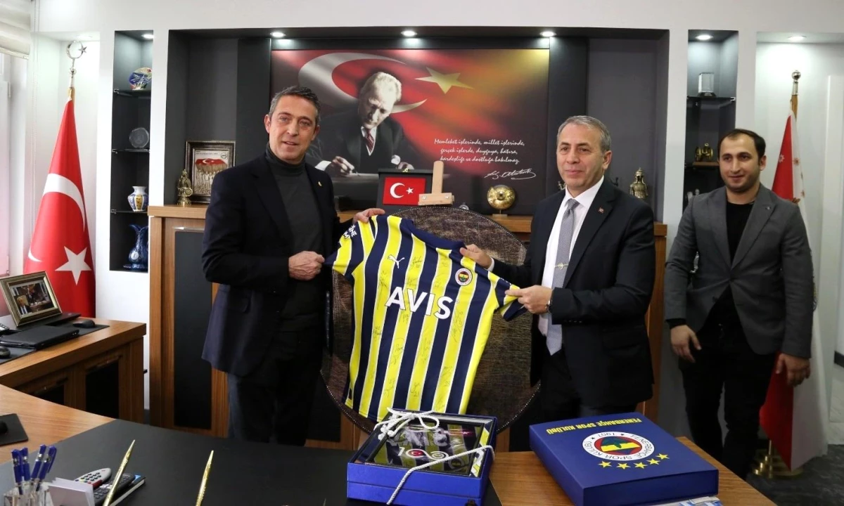 Fenerbahçe Kulübü Başkanı Koç\'tan Müdür Kurt\'a imzalı forma