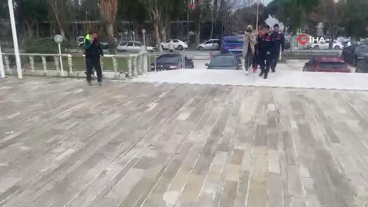 Foça'da bir eve giren kadın hırsızlara jandarmadan suçüstü