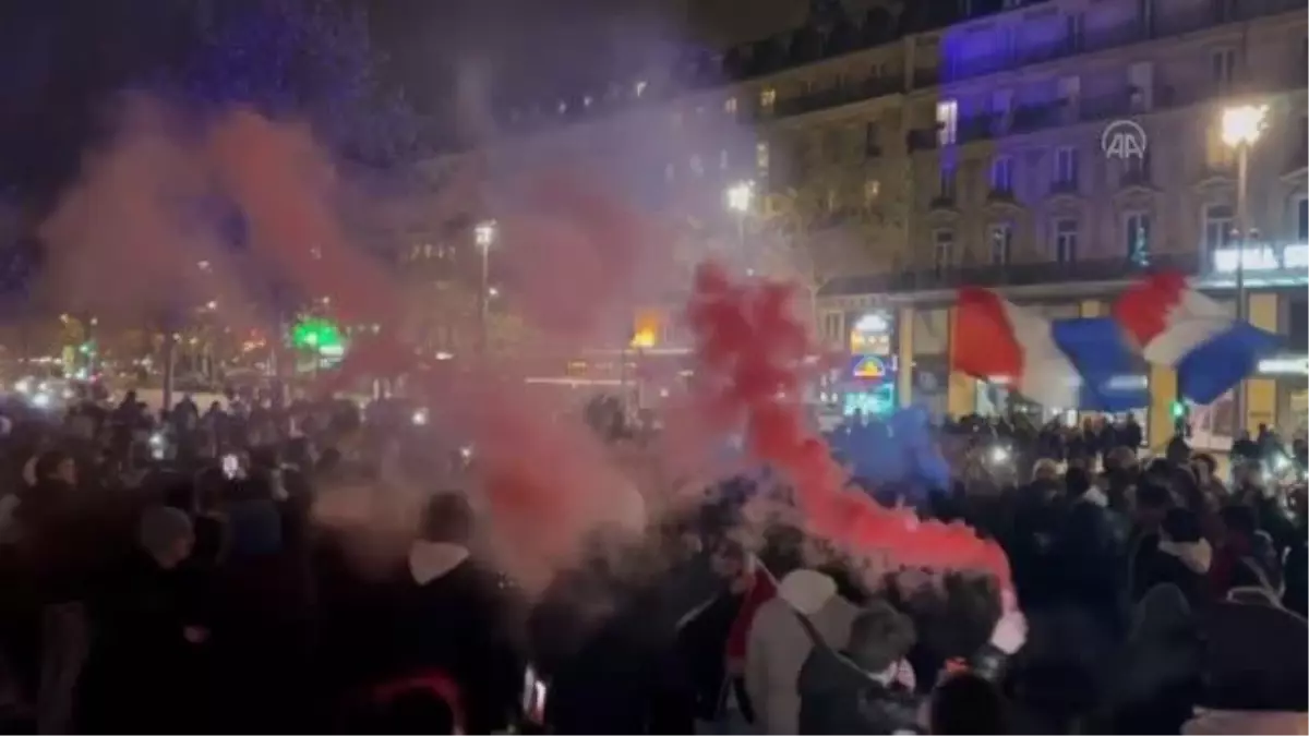 Fransızlar Paris sokaklarında Fas galibiyetini kutladı