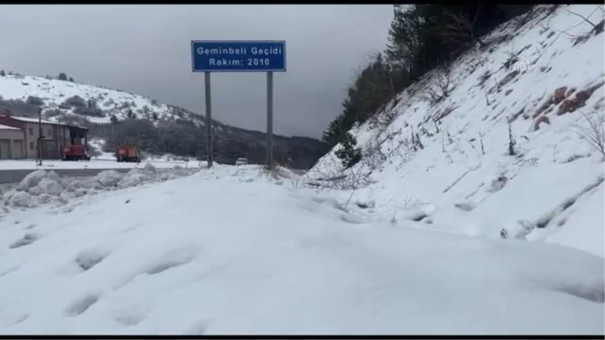 Geminbeli Geçidi\'nde kar yağışı etkili oldu