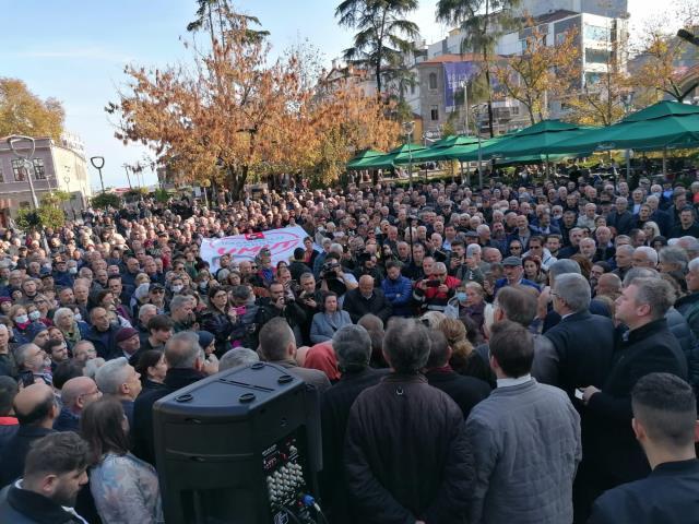 İBB Başkanı İmamoğlu'na Trabzon'dan büyük destek! Kalabalığın açtığı pankart dikkat çekti