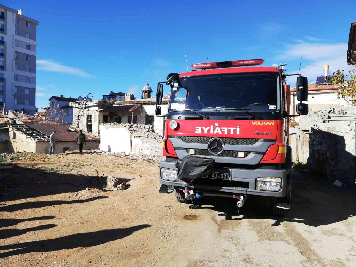 Karaman\'da metruk evde yangın çıktı