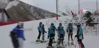 Kayakseverler Türkiye'nin en erken açılan kayak pistine akın etti