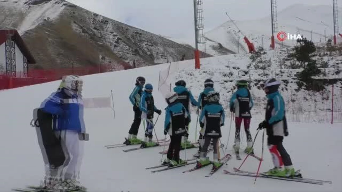 Kayakseverler Türkiye\'nin en erken açılan kayak pistine akın etti