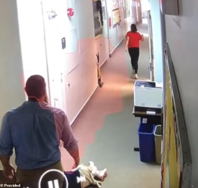 Kendisine karşı koyan engelli öğrencisini kucaklayıp yere fırlattı! Okul ceza değil ödül verdi Kendisine karşı koyan engelli öğrencisini kucaklayıp yere fırlattı! Okul ceza değil ödül verdi