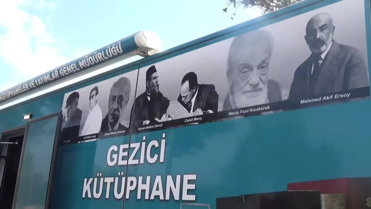 Kültür ve Turizm Bakanlığı\'nın Osmaniye Müdürlüğü\'ne Tahsis Ettiği Gezici Kütüphanede Yaşar Kemal\'in İsim ve Fotoğrafının Olmamasına Tepki