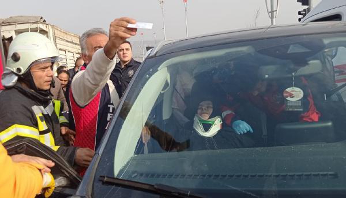 Minibüs ile otomobil çarpıştı: 3 yaralı