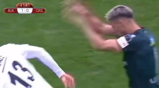 Ortalığı ayağa kaldıran hareket! Beşiktaşlılar kıyameti kopardı: Kaptana saygılı ol Alper Ortalığı ayağa kaldıran hareket! Beşiktaşlılar kıyameti kopardı: Kaptana saygılı ol Alper