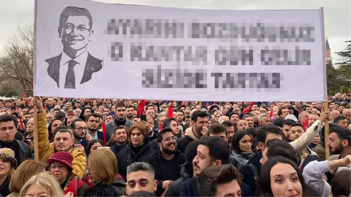 Saraçhane\'deki buluşmada Ekrem İmamoğlu\'nun yüzünü güldürecek pankart!