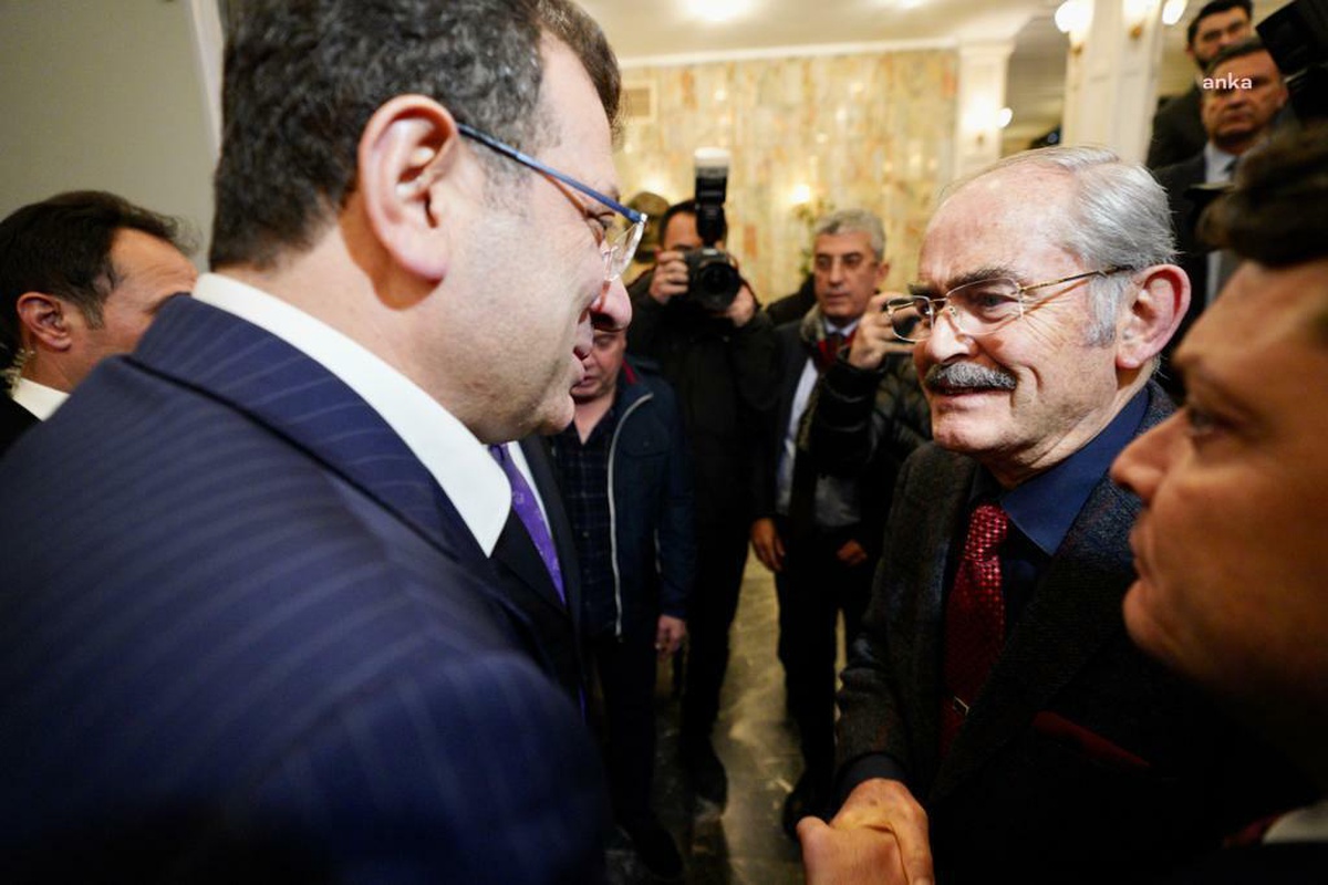 Saraçhane\'ye Giden Büyükerşen\'den İmamoğlu\'na:  "Pes Etmek Yok Mücadeleye Devam"
