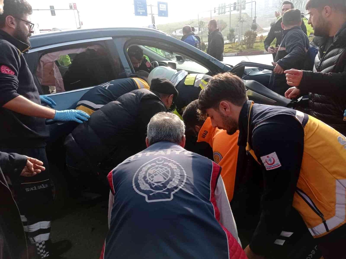 Siirt\'te otomobil ile minibüs çarpıştı: 3 yaralı