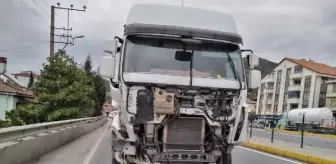 Tanker, kavşakta hafif ticari araca çarptı: 2 ölü, 1 yaralı