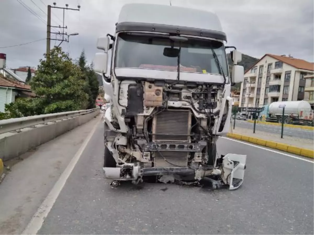 Tanker, kavşakta hafif ticari araca çarptı: 2 ölü, 1 yaralı