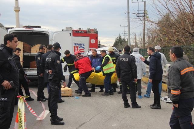 Tankerin biçip geçtiği hafif ticari araç, 3 genç kıza mezar oldu