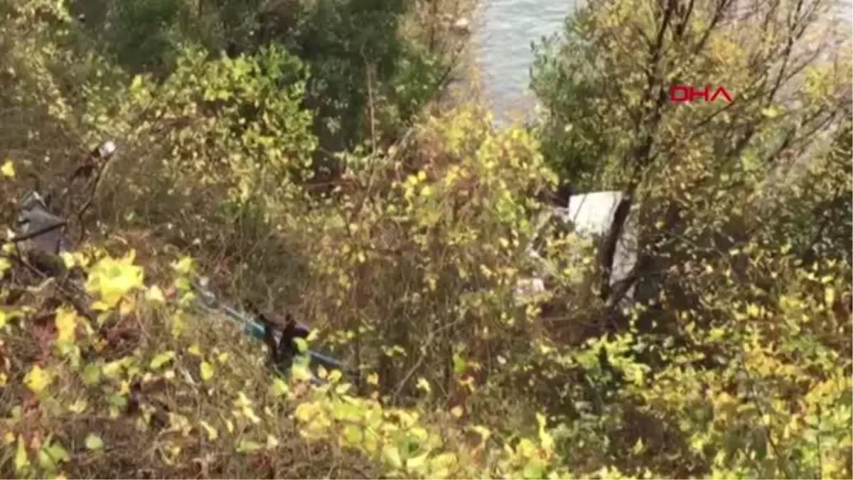 UÇURUMA YUVARLANAN OTOMOBİL AĞAÇLARA TAKILDI: 2 YARALI