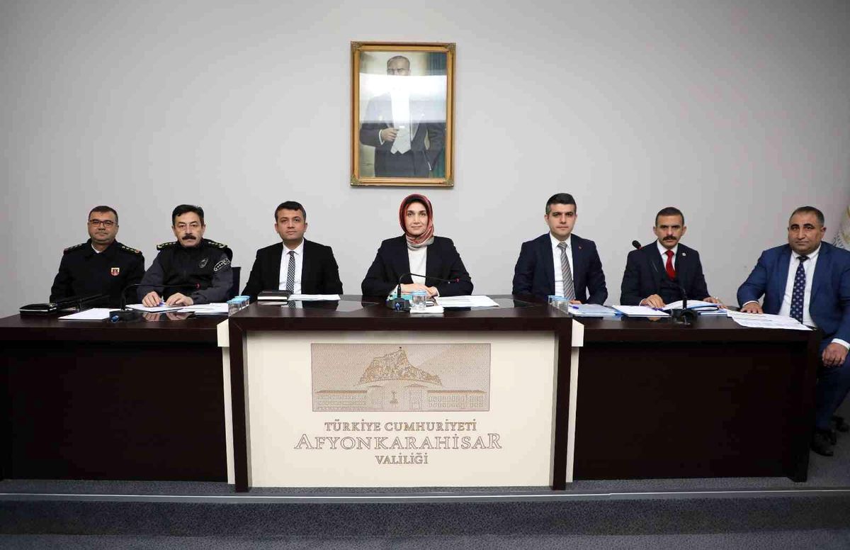 Vali Yiğitbaşı ilçelerde muhtarları dinledi