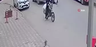 Yolun karşısına geçmek isteyen liseli gence otomobilin çarptığı anlar kamerada