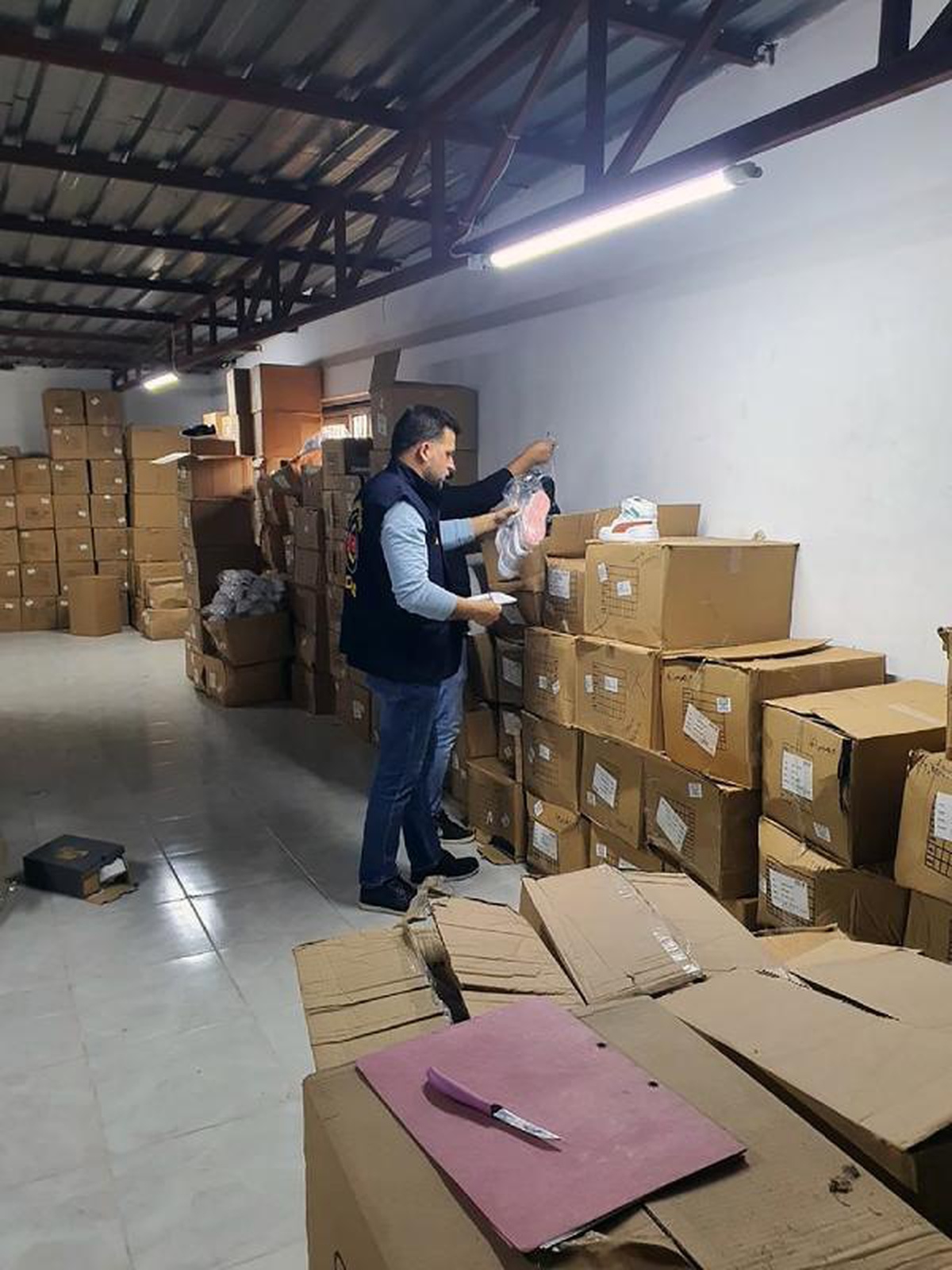 Adana\'da 7 milyon liralık taklit ayakkabı ele geçirildi