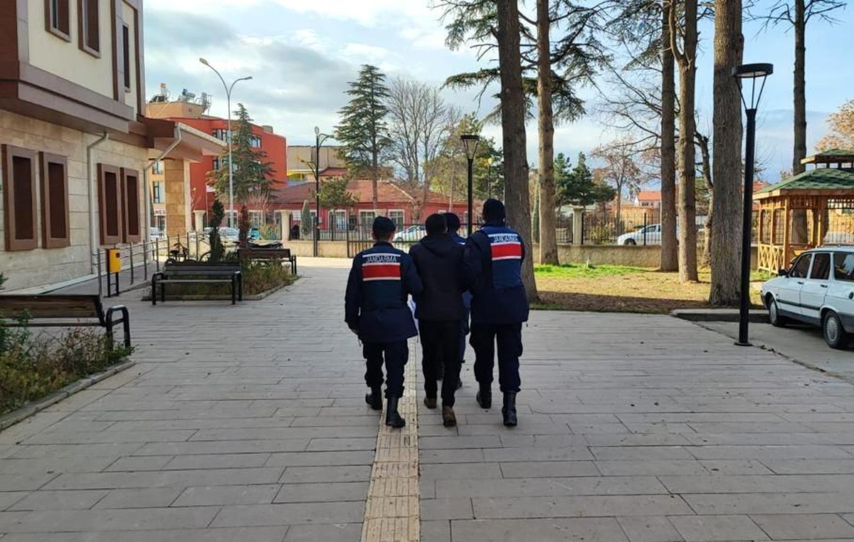 Alkollü araç kullanma suçundan aranan şahsı jandarma yakaladı