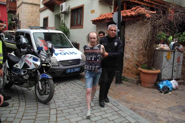 Apart işletmecisinin 2.5 yıldır yüzünü görmediği turist çatıdan çıktı Apart işletmecisinin 2.5 yıldır yüzünü görmediği turist çatıdan çıktı
