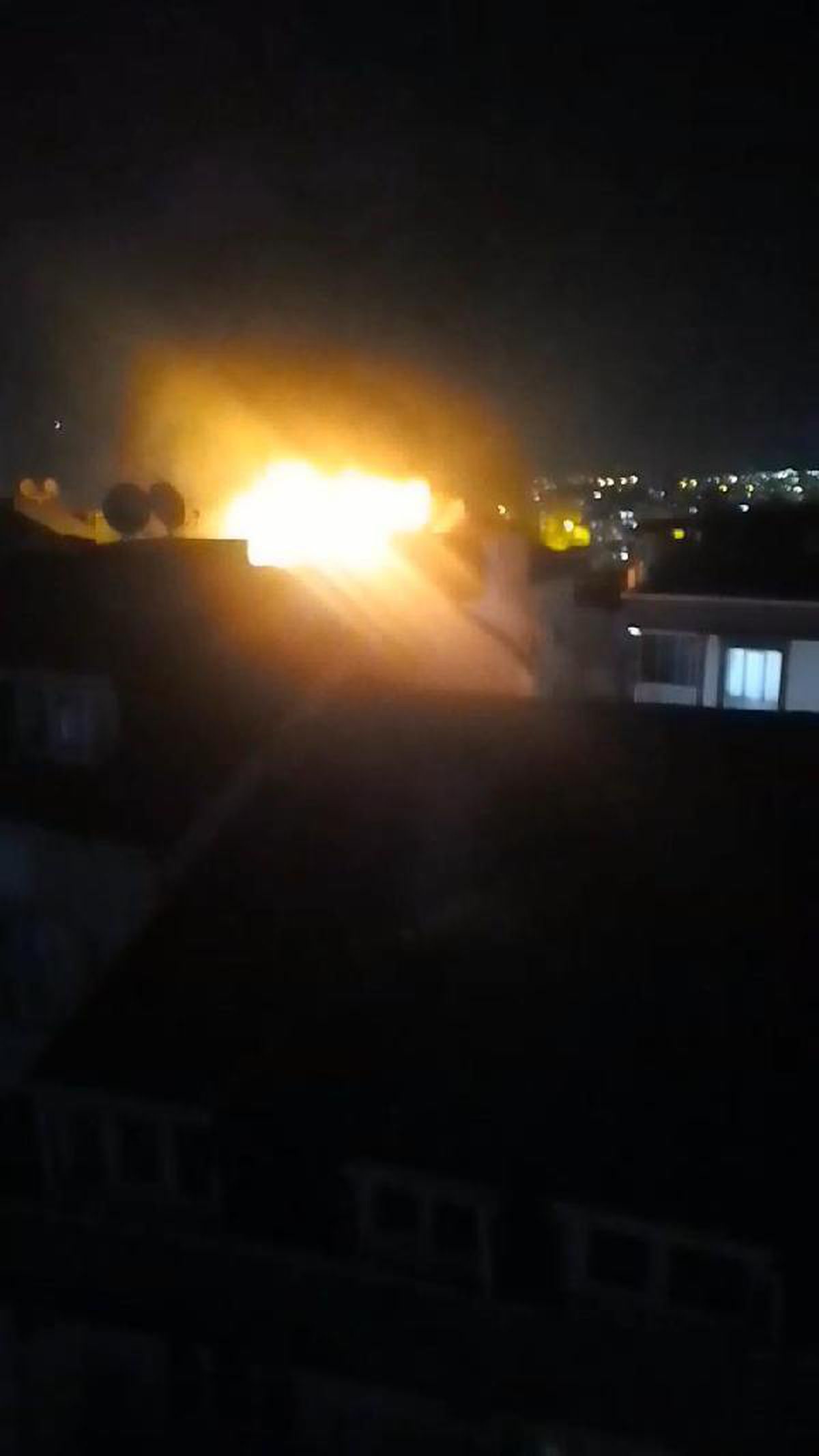 Arnavutköy\'de binanın çatısı alev alev yandı