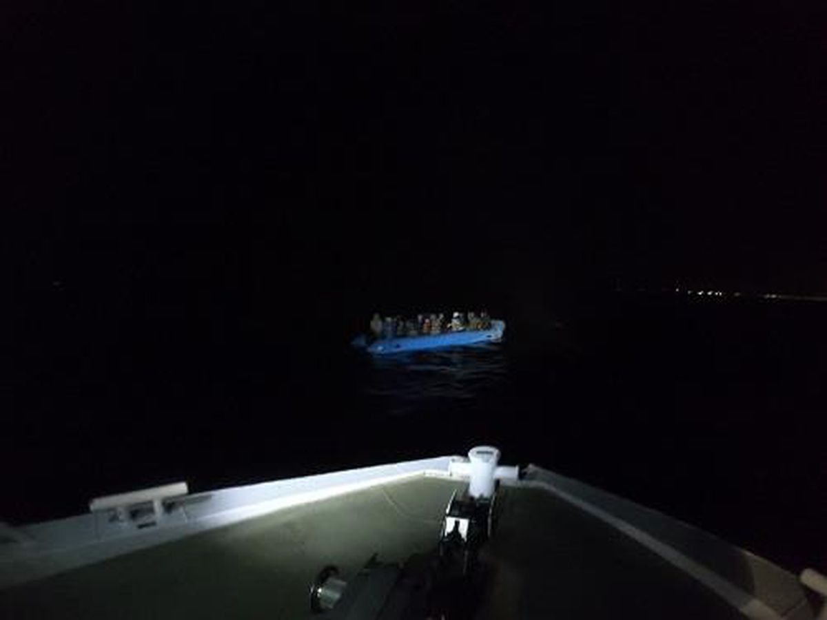 Ayvalık açıklarında 42 düzensiz göçmen kurtarıldı