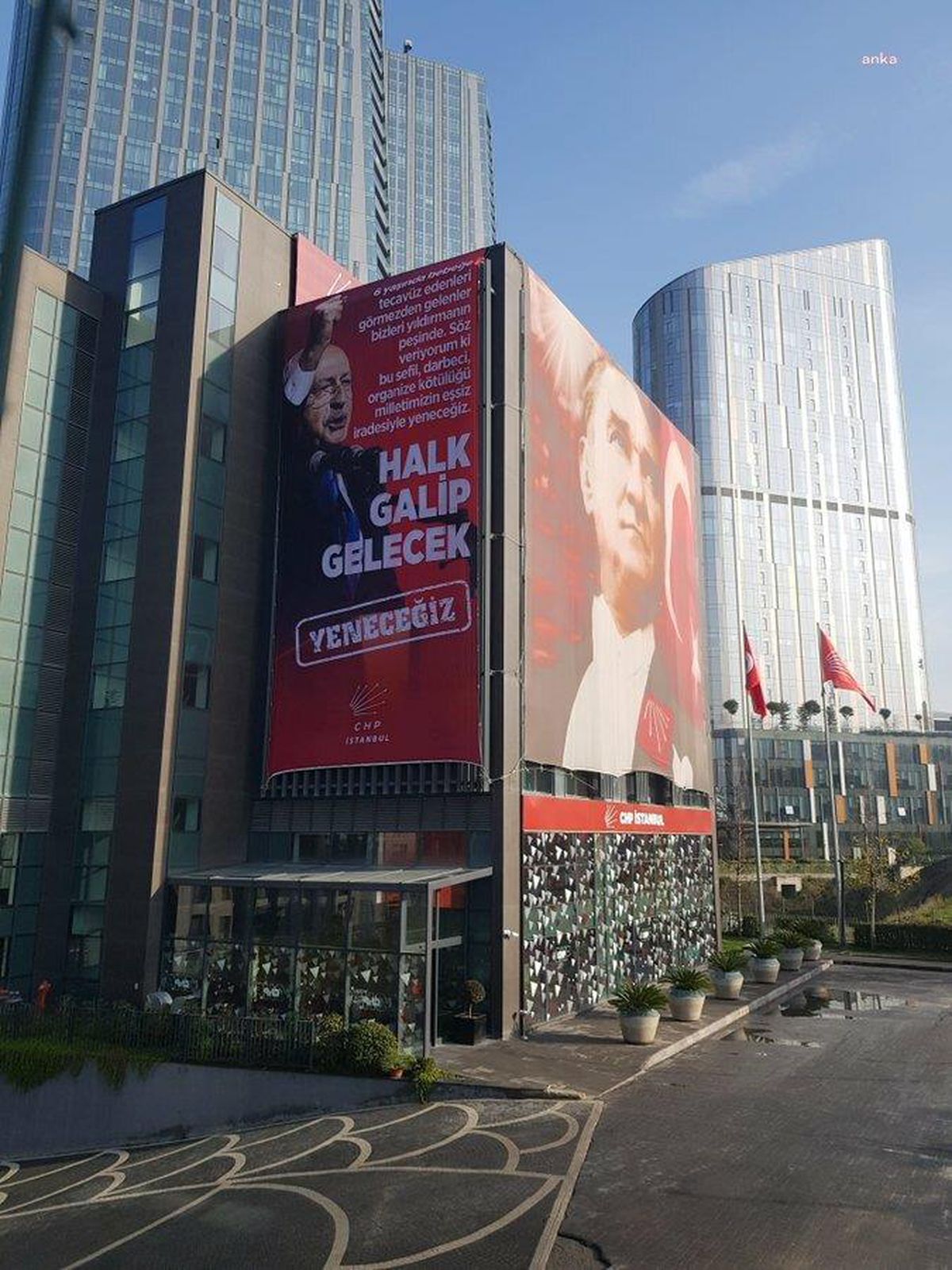 CHP İstanbul İl Binasına; Kılıçdaroğlu\'nun "Halk Galip Gelecek, Yeneceğiz" Sözlerinin Yazılı Olduğu Dev Poster ile Atatürk Posteri Asıldı