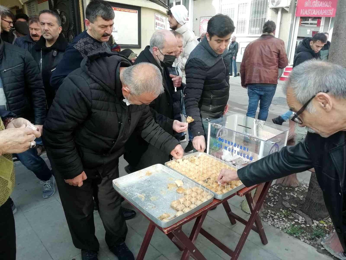 Cuma namazı çıkışında baklava ikramı