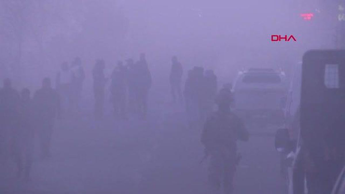 İçişleri Bakanı Soylu: '(Diyarbakır'da polisleri taşıyan servis aracının geçişi sırasında patlama) Olayın faili olduğu değerlendirilen iki kişi...