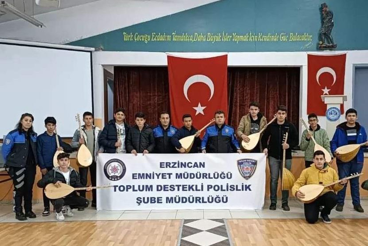 Erzincanlı öğrenciler polis ağabeylerinin desteğiyle bağlama çalmayı öğreniyor