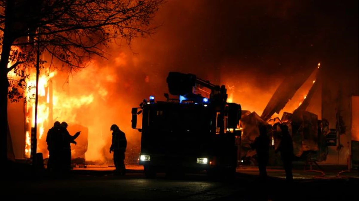 Fransa\'da bir apartmanda çıkan yangında 5\'i çocuk 10 kişi yaşamını yitirdi