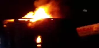 Havlu peçete ve tuvalet kağıdı yüklü tır yandı