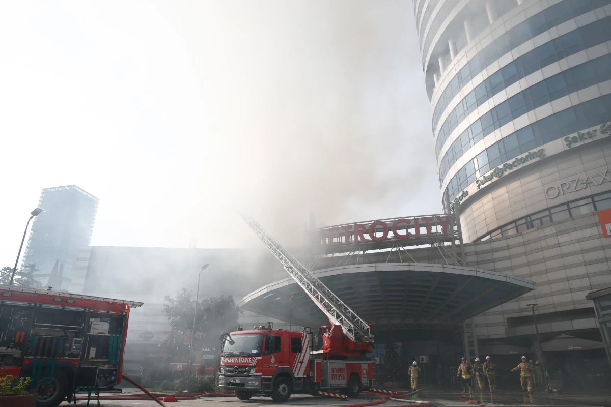 İstanbul\'da bir AVM\'de çıkan yangın kontrol altına alındı
