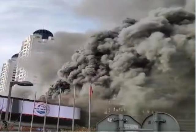 İstanbul Levent'teki bir AVM'nin çatı katında yangın çıktı! İtfaiye ekipleri yükselen alevlere müdahale ediyor