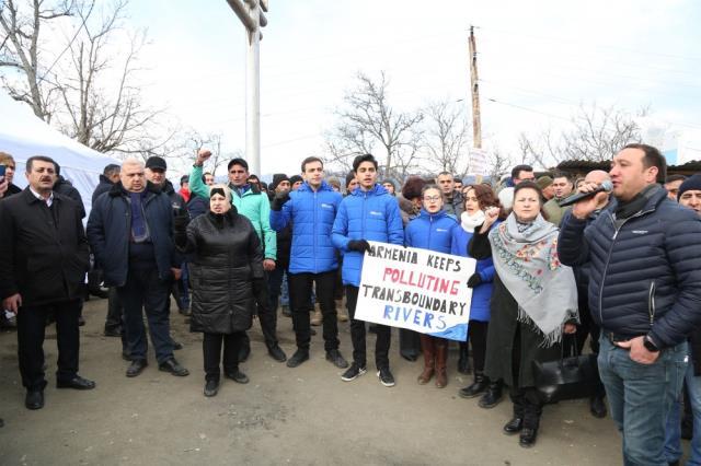 Kardeş ülke Azerbaycan'da vatandaşların haklı isyanı! Rus askerleri ile karşı karşıya geldiler