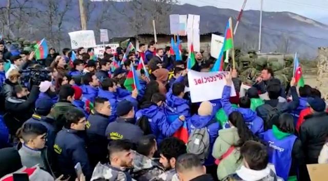 Kardeş ülke Azerbaycan'da vatandaşların haklı isyanı! Rus askerleri ile karşı karşıya geldiler