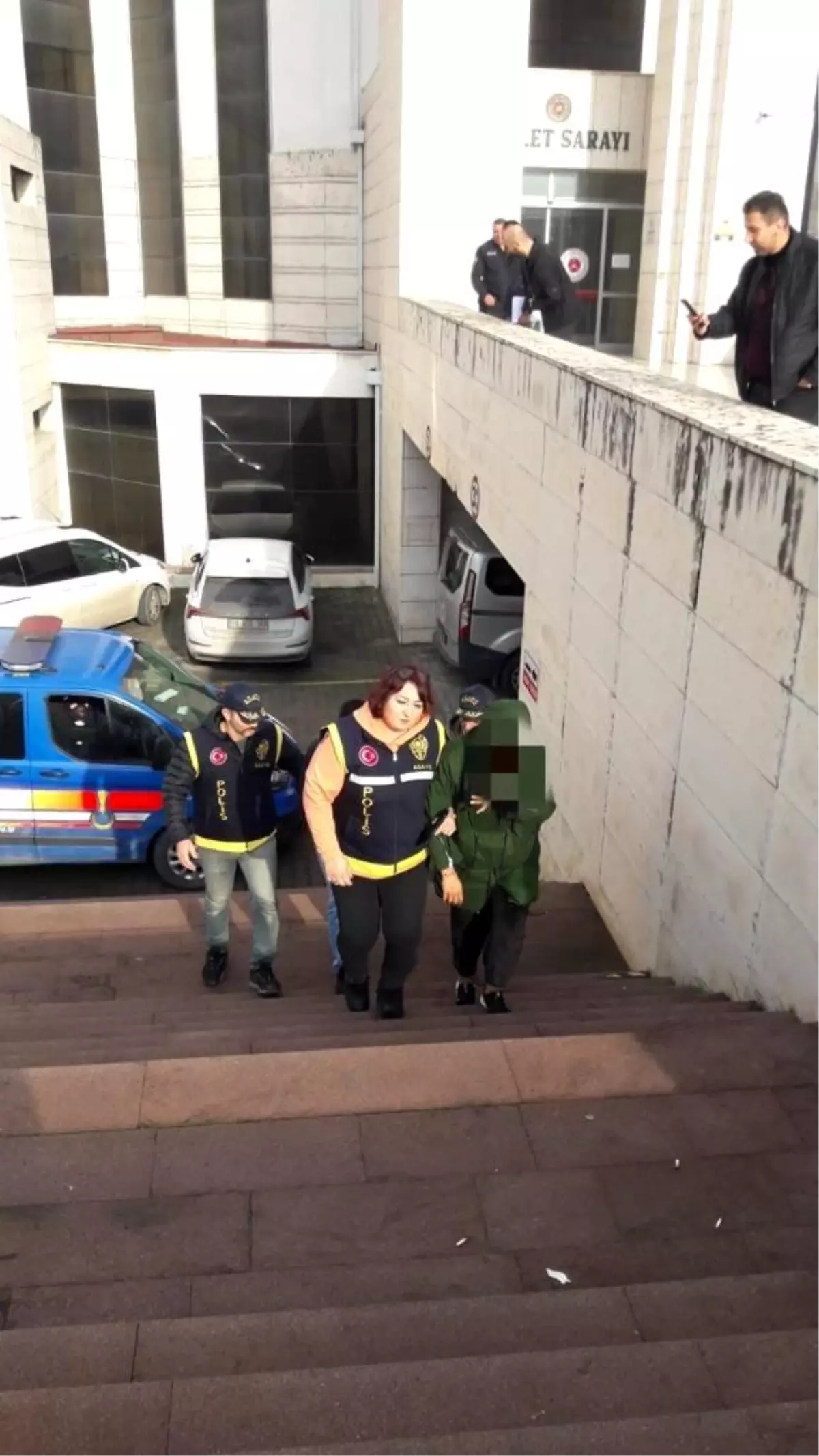 Kendi evi gibi boş olan yazlık eve yerleşenler polise yakalandı