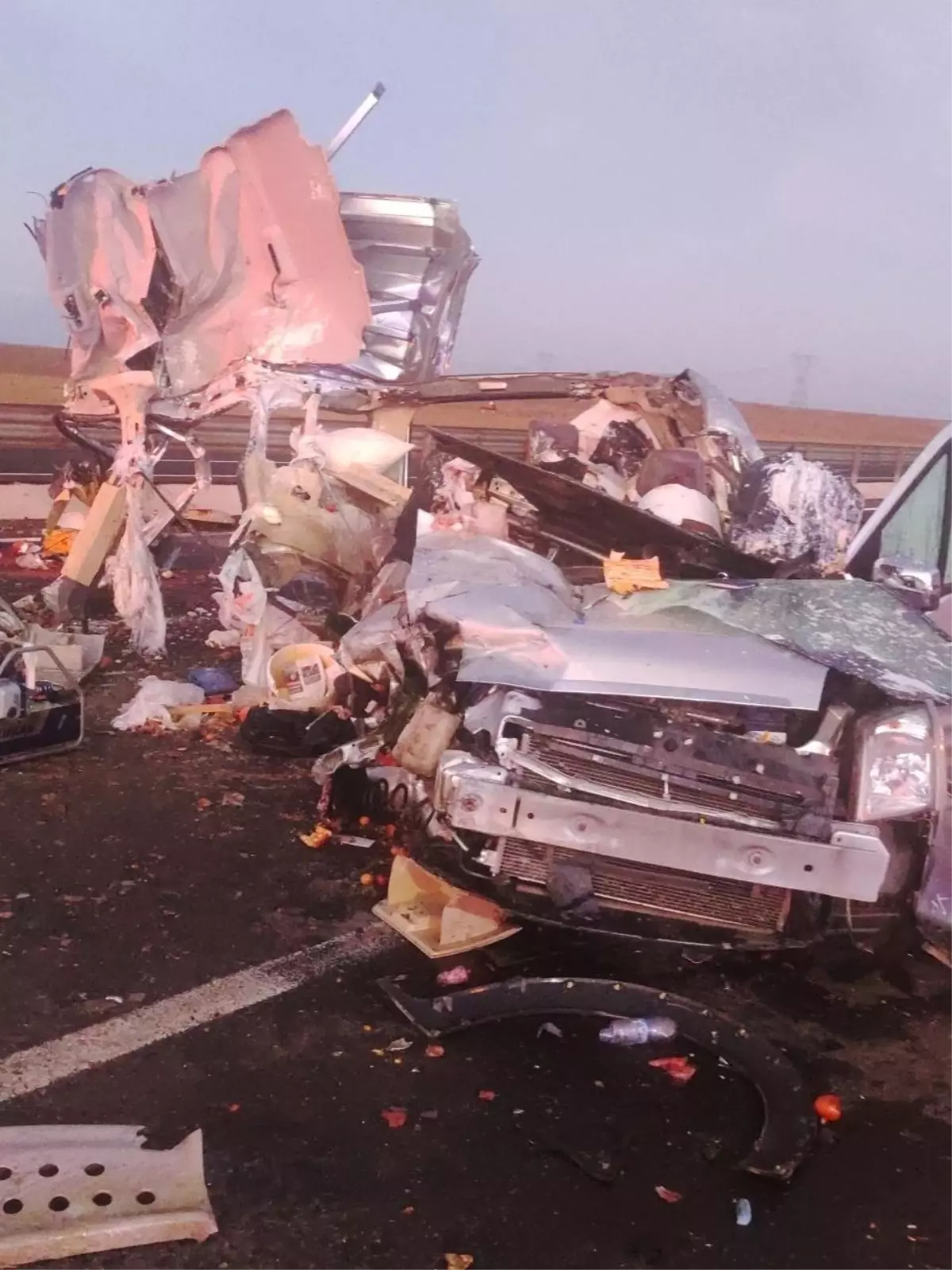 Konya'da hafif ticari aracın tıra çarptığı kazada 1 kişi öldü