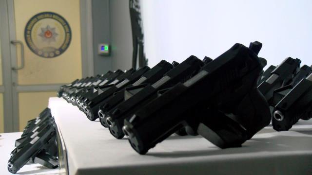 Küçük çocukları kurye yapıp silah taşıtan çete üyeleri, kıskıvrak yakalandı! Bağ evini cephaneye çevirmişler