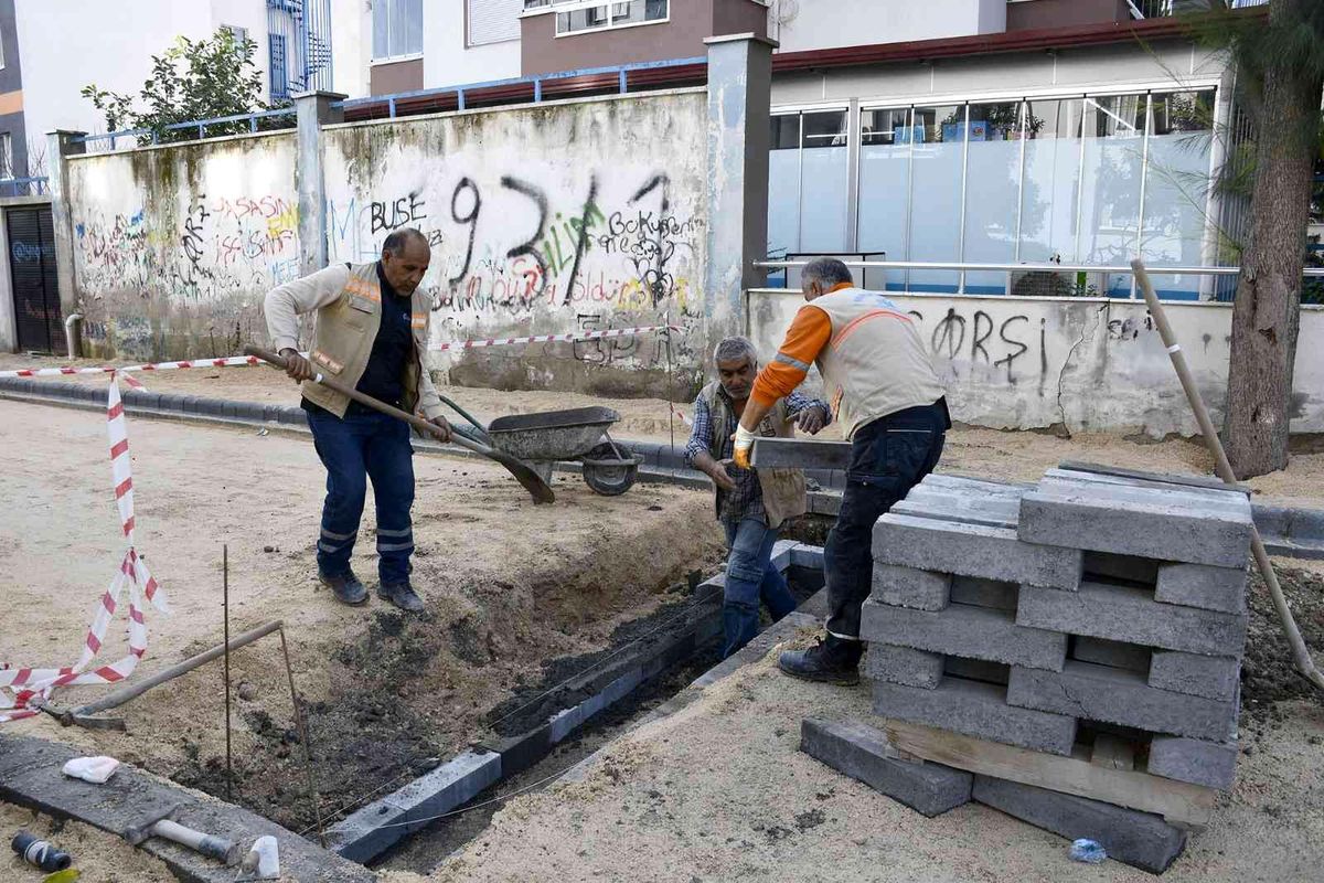 Kuşadası\'nda yol çalışmaları devam ediyor