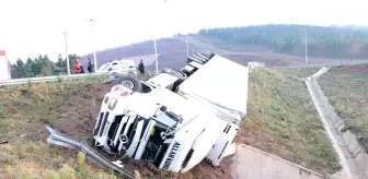 Sakarya'da kontrolden çıkan saman yüklü tır şarampole devrildi
