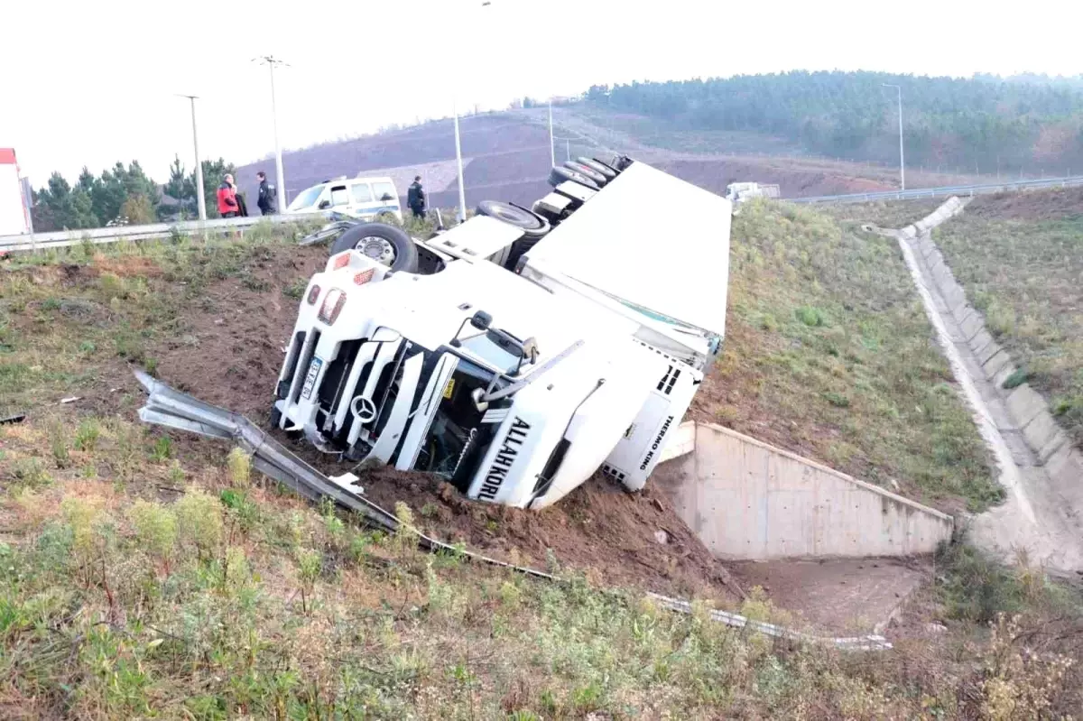 Sakarya'da kontrolden çıkan saman yüklü tır şarampole devrildi
