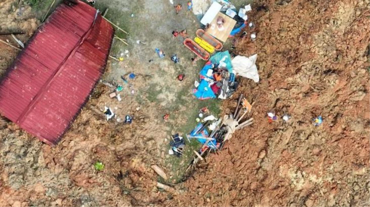 Malezya\'da bir kamp alanında meydana gelen toprak kayması sonucu 16 kişi öldü, 17 kişi kayboldu