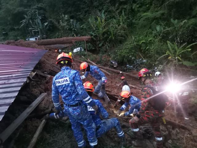Malezya'da toprak kayması nedeniyle 16 kişi öldü