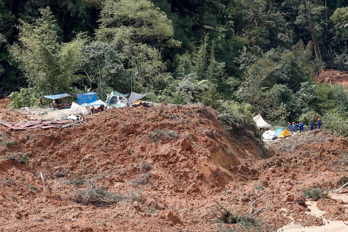 Malezya\'da Toprak Kayması Sonrası Arama ve Kurtarma Çalışmaları