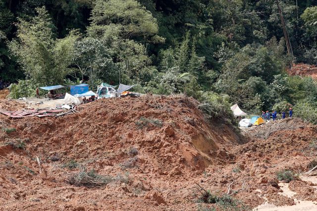 Malezya'da Toprak Kayması Sonrası Arama ve Kurtarma Çalışmaları