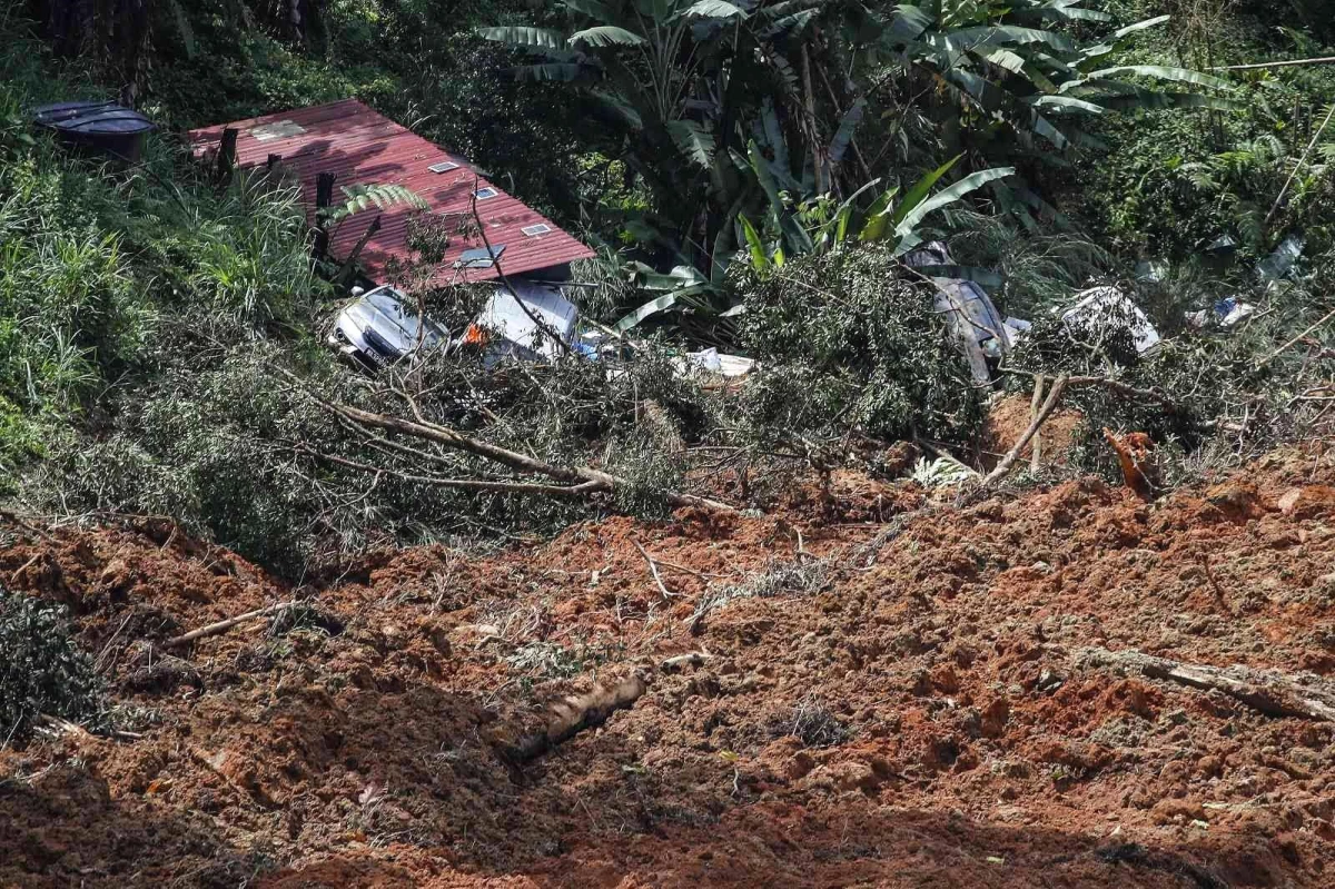 Malezya\'daki toprak kaymasında ölü sayısı 21\'e yükseldi